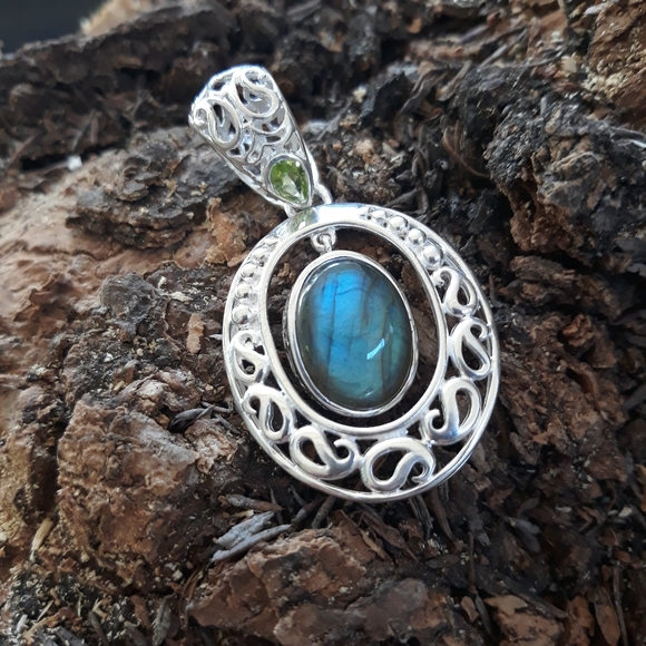 Sterling Silver Blue Labradorite Pendant - Picture 15 of 15
